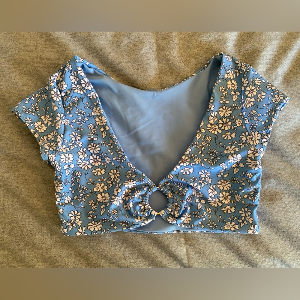 Cropped swim suit top Size:Small